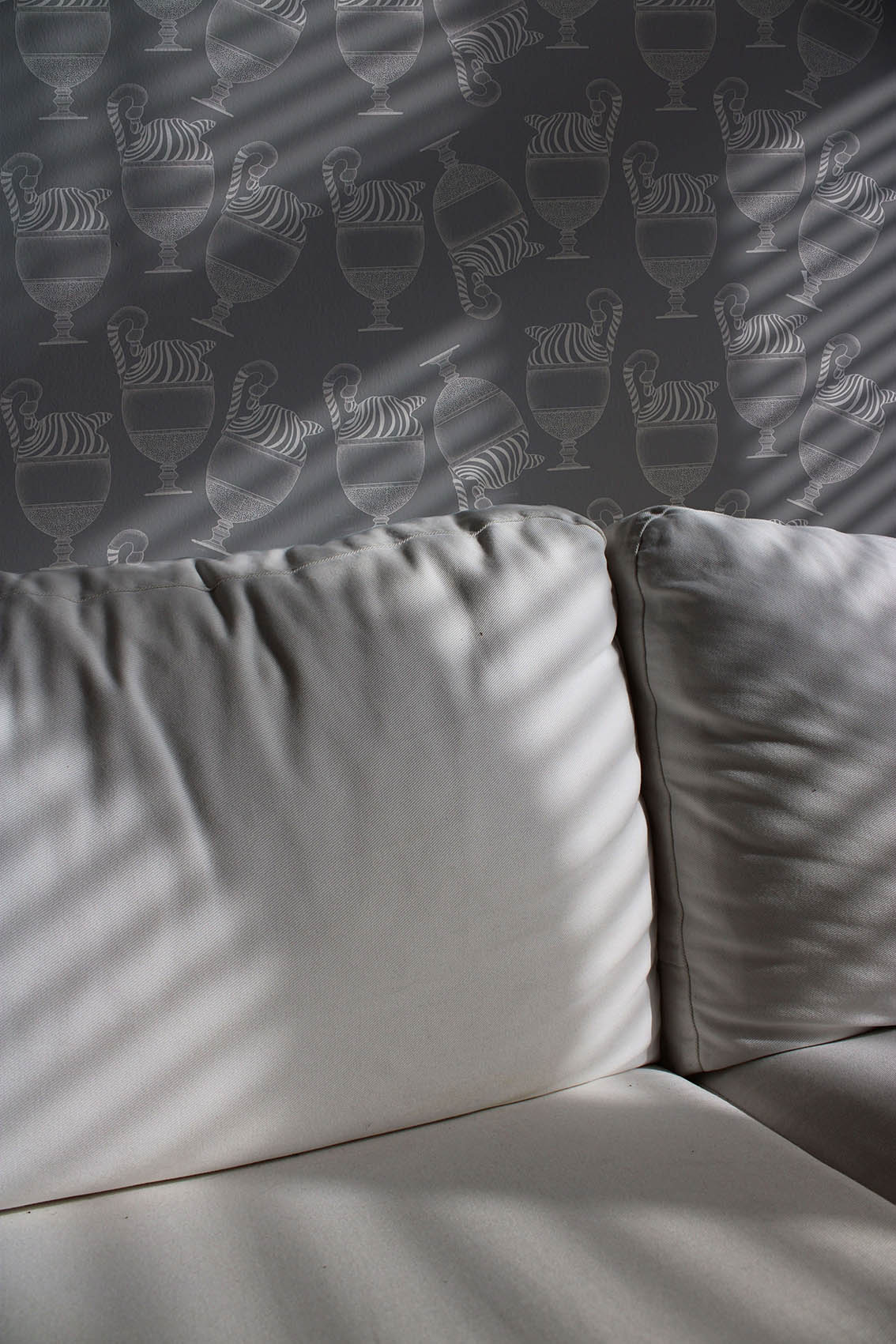 Wallpaper-Fontana-Grigio-Elefante-MaVoix-back-sofa-living-decor