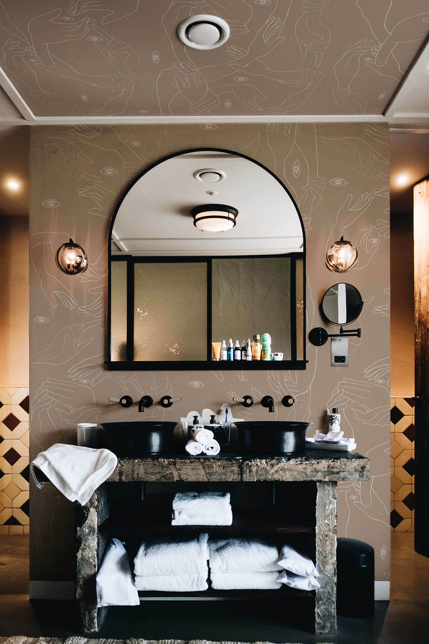 Uno-Nessuno-Beige-soft-MaVoix-wallpaper-collection-essential-bathroom