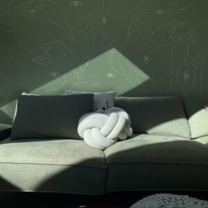 Carta-da-parati-Uno-Nessuno-Verde-salvia-MaVoix-wallpaper-back-couch-wall-design