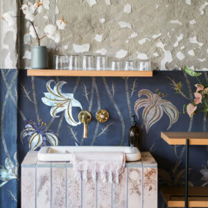 Fiori-Blu-Ardesia-MaVoix-carte-da-parati-wallpaper-bathroom-inspiration-Collezione-Racconti