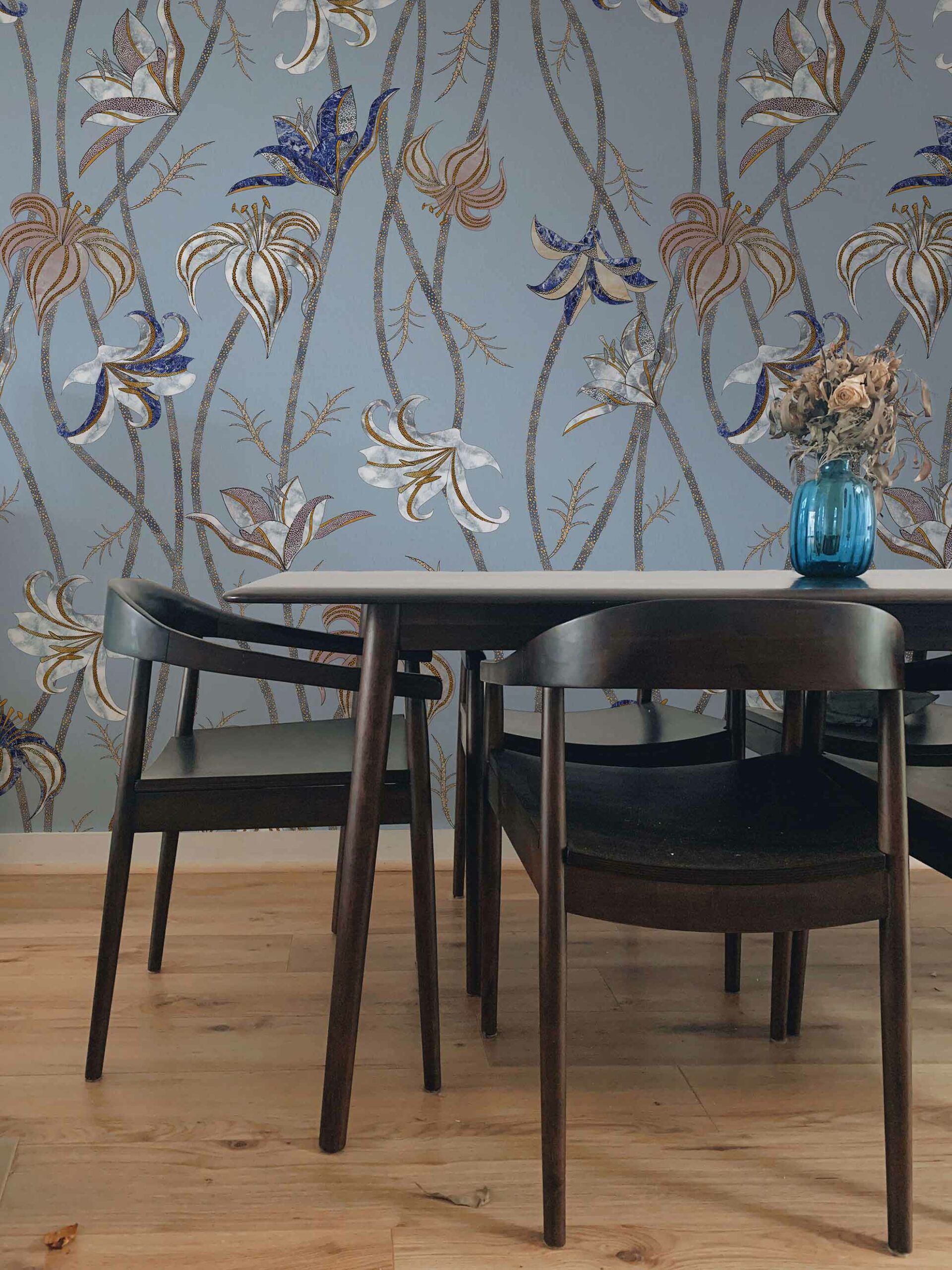 Fiori-azzurro-fiordaliso-MaVoix-carte-da-parati-wallpaper-living-room-interior