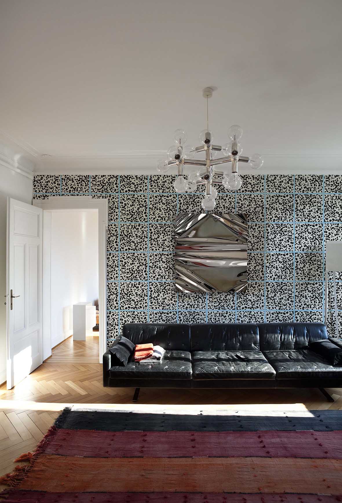 MaVoix-wallpaper-Fuga-Blue-Java-by-Studio-Lievito-pattern-Collezione-Racconti-living-room-back-couch