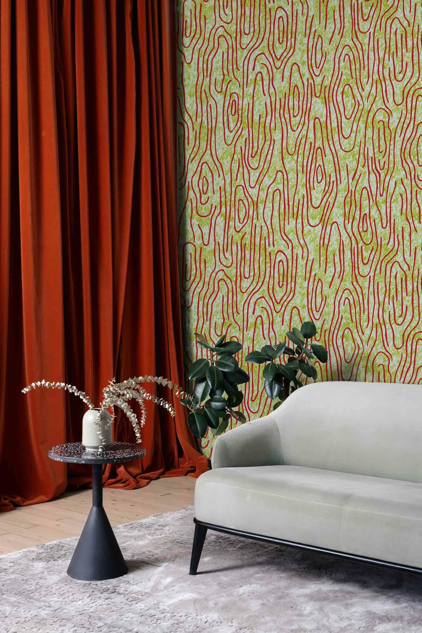MaVoix-wallpaper-Vampa-incendio-by-Studio-Lievito-pattern-Collezione-Essenziali-back-couch-scaled