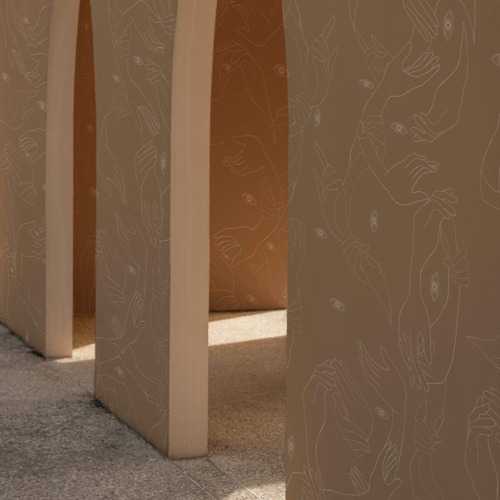 Uno, Nessuno Beige Soft | Wallpaper — carta da parati MaVoix by Marika Tardio
