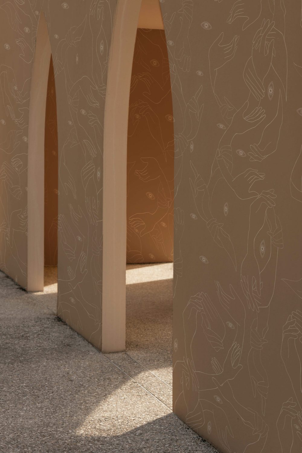 Uno, Nessuno Beige Soft | Wallpaper — carta da parati MaVoix by Marika Tardio