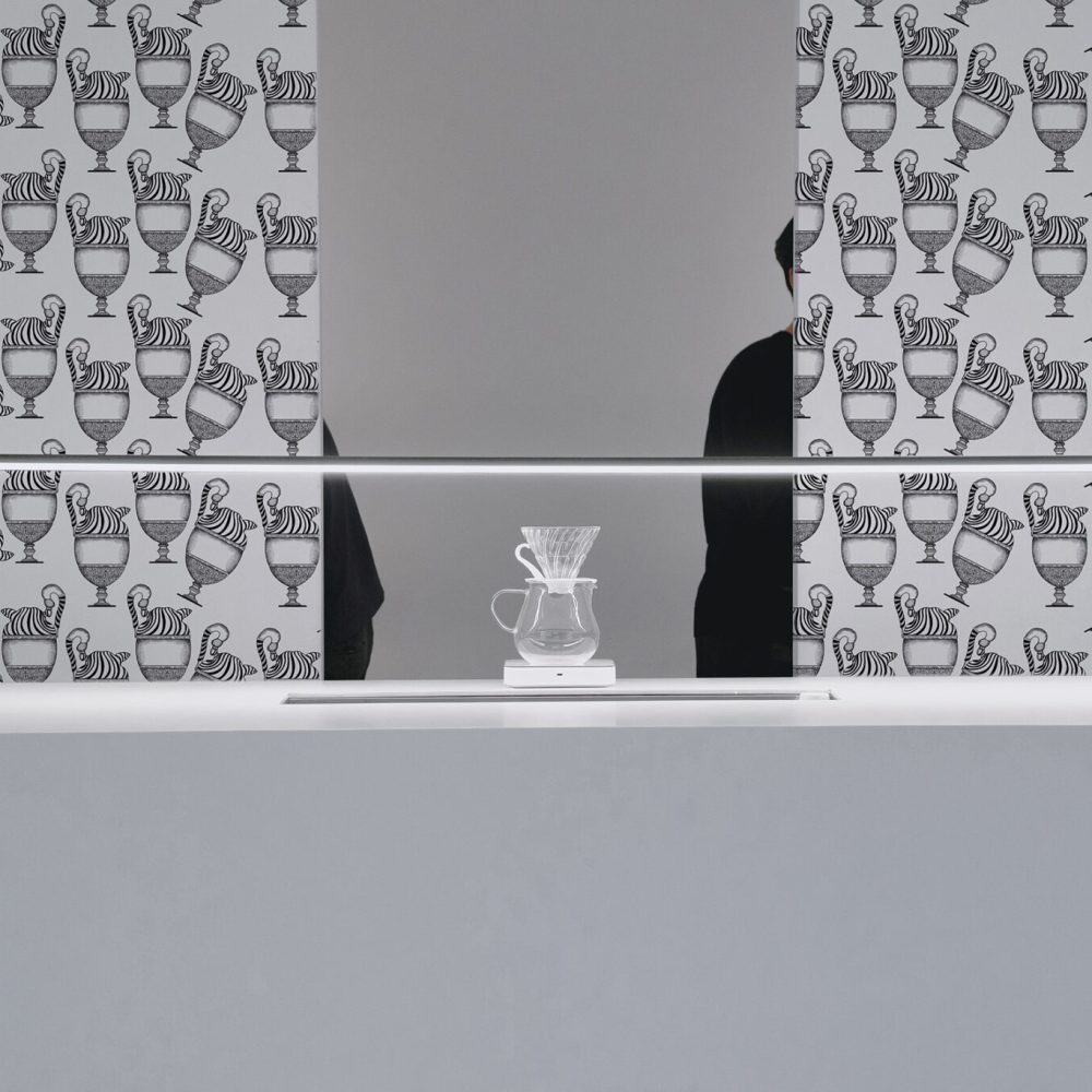 Fontana Bianco & Nero | Wallpaper — carta da parati MaVoix by Marika Tardio