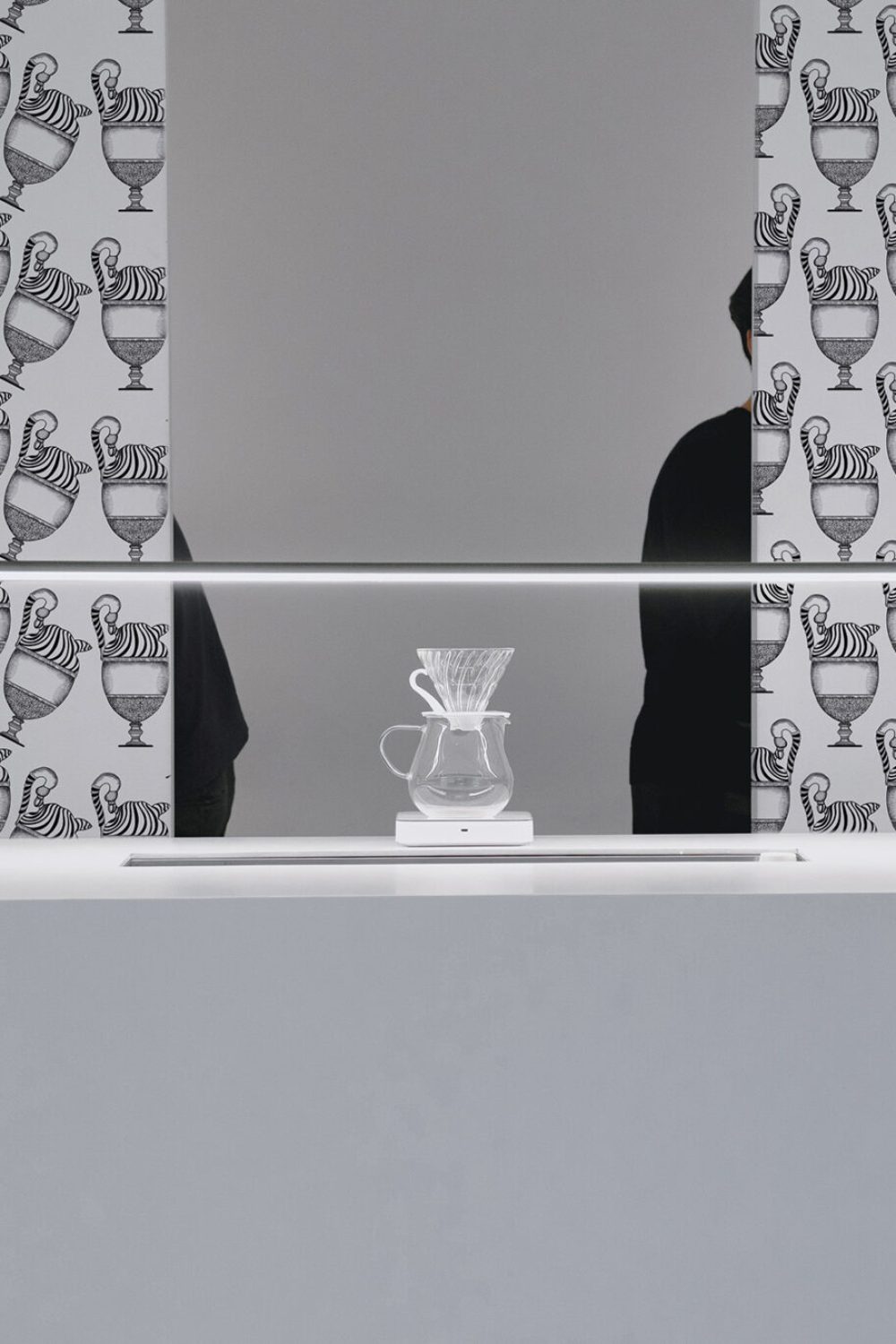 Fontana Bianco & Nero | Wallpaper — carta da parati MaVoix by Marika Tardio