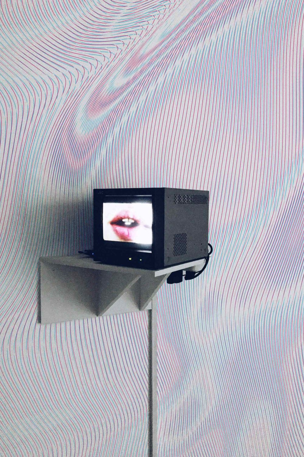 Interferenze Ultraviolette | Wallpaper — carta da parati MaVoix by Studio Lievito
